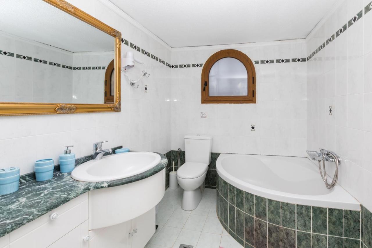 Beachfront Family Villa Katerina With Private Pool, Playground, Bbq & Amazing Sea Views! Petres  Екстер'єр фото