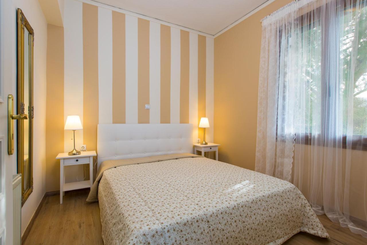 Beachfront Family Villa Katerina With Private Pool, Playground, Bbq & Amazing Sea Views! Petres  Екстер'єр фото