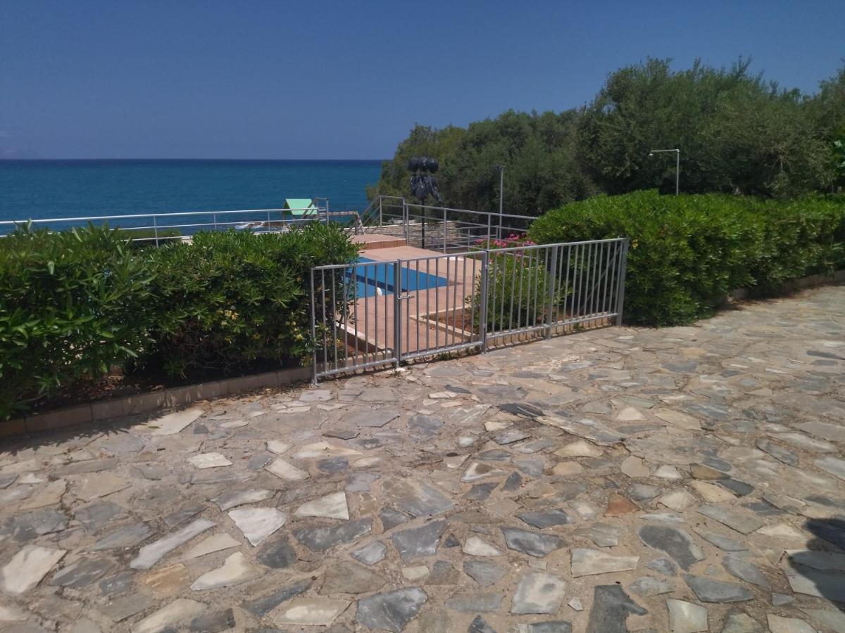 Beachfront Family Villa Katerina With Private Pool, Playground, Bbq & Amazing Sea Views! Petres  Екстер'єр фото