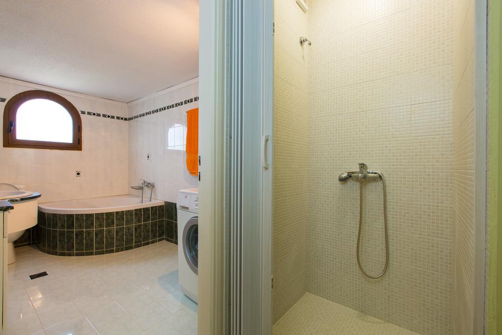 Beachfront Family Villa Katerina With Private Pool, Playground, Bbq & Amazing Sea Views! Petres  Екстер'єр фото