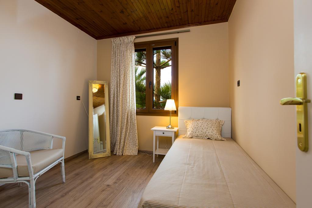 Beachfront Family Villa Katerina With Private Pool, Playground, Bbq & Amazing Sea Views! Petres  Екстер'єр фото